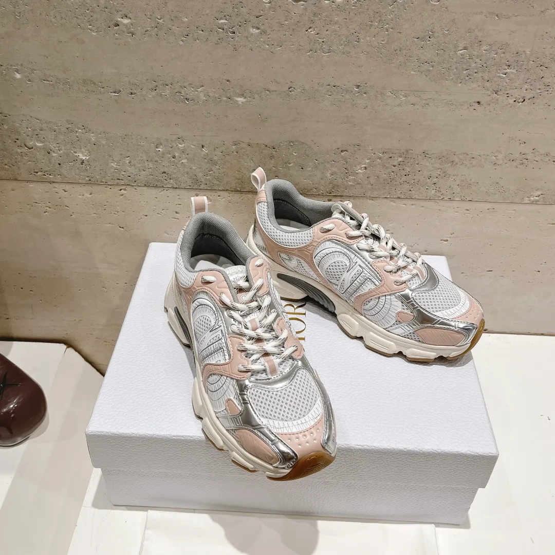 👟👟Ex-factory price 560👟👟 (top version) The latest hot model, the star model 2024 main hot product, the newly released Dior Dior Chrono new casual sports shoes, running shoes and dad shoes are really cool, full of futuristic feeling! Really cool! Once again interpreting Dior's concept of cool fashion, the lucky star will bless you with good luck. The new EVA sole is super light and super soft! A perfect replica of the original! Fully matched material and mold! ! 35-40